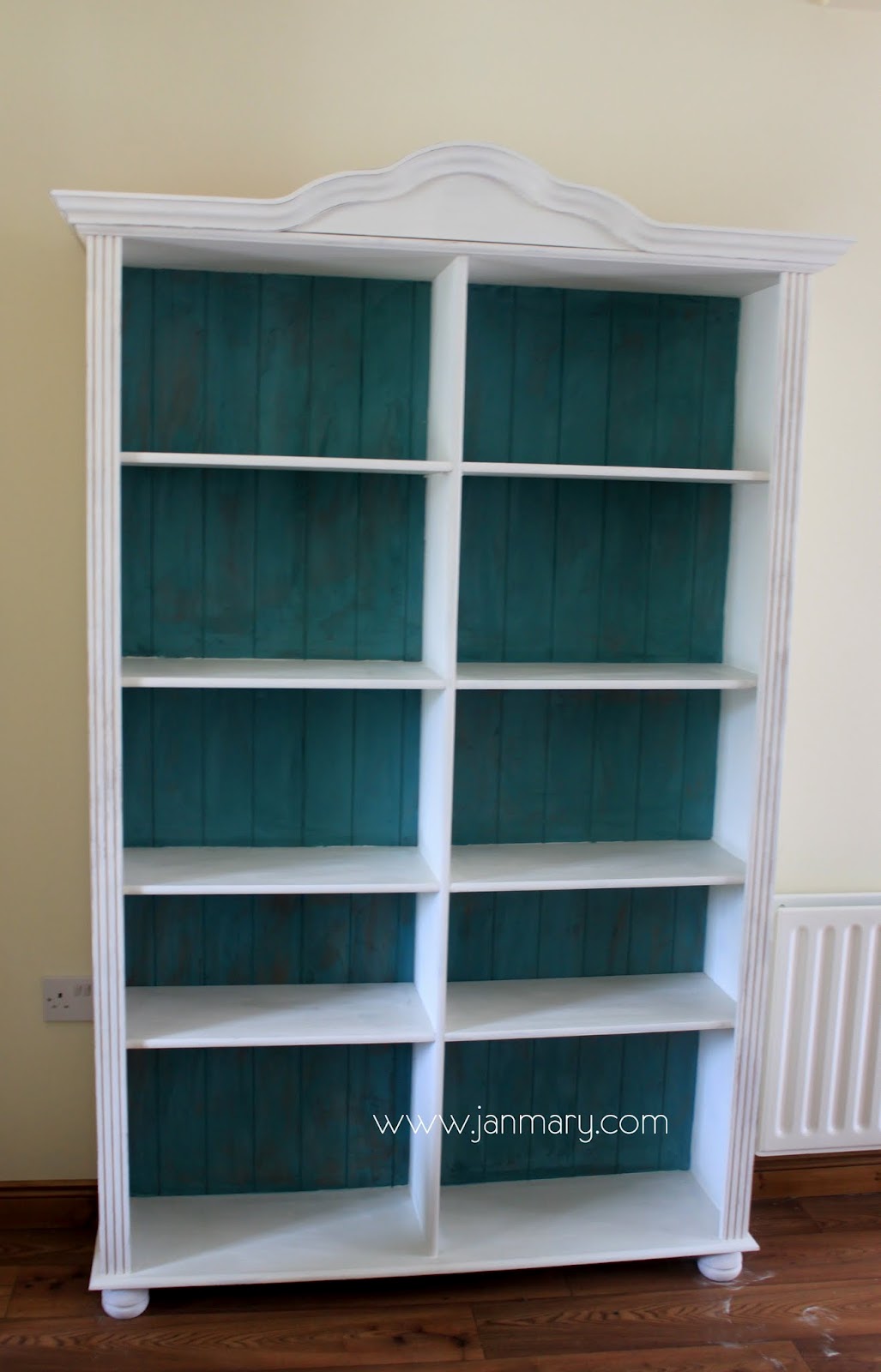 Bookcase Makeover With Annie Sloan Chalk Paint
